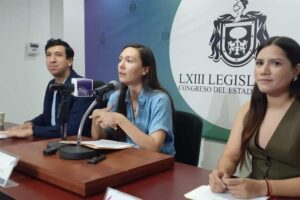 De izquierda a derecha: Pedro Kumamoto, Susana De La Rosa y Jania Quezada. Presentación ante rueda de prensa de la iniciativa Obras Limpias