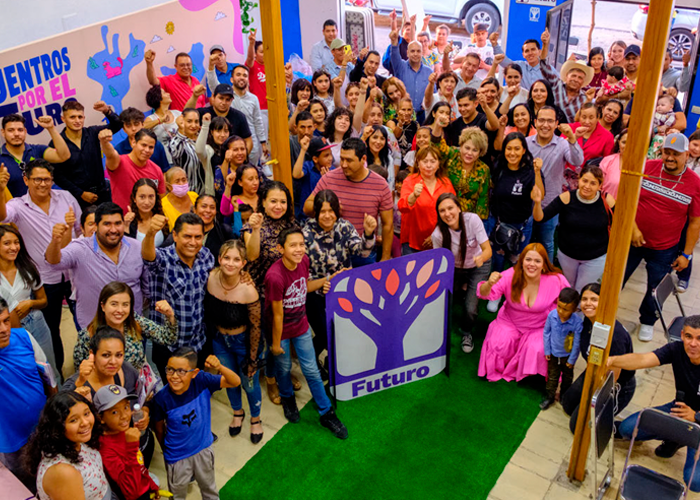 Reunión de miembros y simpatizantes de futuro en una imagen captada desde un punto alto de la sala de juntas. Al centro, sostienen el cartel con el "árbolito" que es el logo del partido